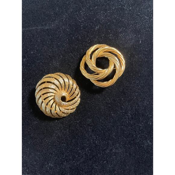 Lot of 2 vintage Gold Tone Brooches Trifari and Monet Signed - Picture 1 of 7